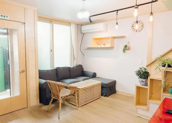 Hongdae Luxury: Family-friendly Private House With Open Balcony Villa